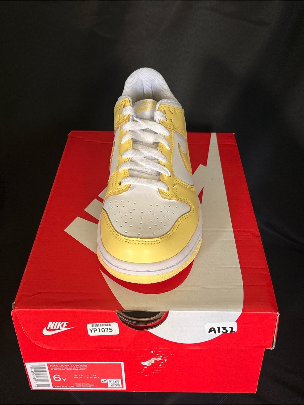 Nike Kids Low-Top Sneakers in Yellow and White